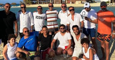 اجتماع فنى على شاطئ البحر يجمع السقا وأشرف عبد الباقى وشيرى عادل