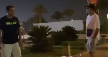 حوار كوميدى بين أحمد فهمى وعلى ربيع فى أول ظهور بعد إصابة الركبة.. فيديو