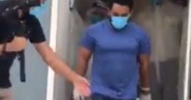 مستشفى بإمارة الشارقة يودع آخر مريض بكورونا بعد تعافيه.. فيديو