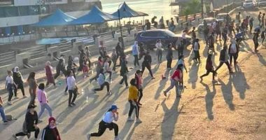 أهالى المنصورة يمارسون الرياضة بالشارع بعد انتهاء الحظر  لتحدى كورونا 
