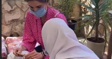 شاهد.. ملكة الأردن تخيط "الشماغ" بنفسها لتشجيع السياحة بالمملكة