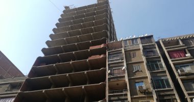 صور..إزالة أعلى برج مخالف بالقاهرة..حى عين شمس يوجه ضربة لمقاولى البناء المخالف ويحيلهم للنيابة..العقار بارتفاع 18 طابقا بدون ترخيص ولا ينطبق عليه التصالح وصادر له 5 قرارات إزالة..والحى يستخدم حفار لسرعة إزالته