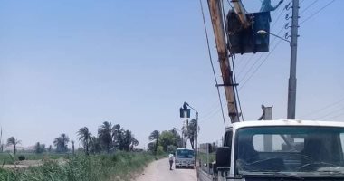 صيانة الأعمدة وتركيب إنارة بطريق الحاجر بإدفو.. صور