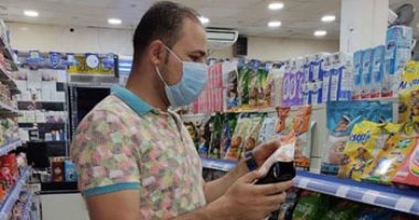 القبض على صاحب سوبر ماركت بحوزته نصف طن مواد غذائية فاسدة في التجمع الخامس