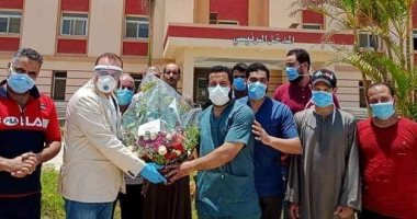 رئيس مدينة ملوى يقدم بوكيه ورد للأطقم الطبية تقديرا لدورهم فى مواجهة كورونا