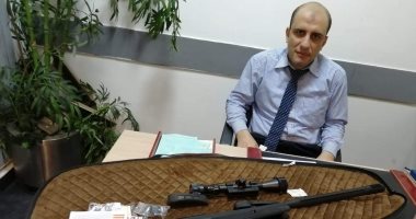 جمارك مطار القاهرة تضبط محاولة تهريب بندقية مفككة ومنظار عالى الدقة.. صور