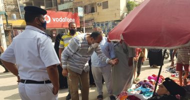 صور.. رئيس مدينة بلبيس يتابع الإجراءت الاحترازية فى أول يوم عمل بسوق الخميس