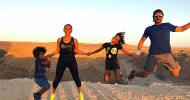 علا رشدى بصورة مع عائلتها: يا رب العمر كله ماسكين إيد بعض وطايرين فوق