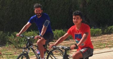 شاهد.. سباق دراجات بين سيد معوض وابنه فى شوارع القاهرة