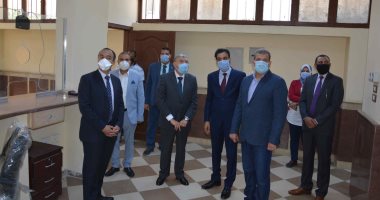 محافظ المنيا ونائب مساعد وزير الخارجية يتفقدان مكتب الخدمات القنصلى.. صور