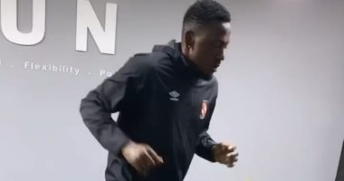 طبيب الأهلي يطمئن على أجايي بعد الغياب عن المران الجماعي