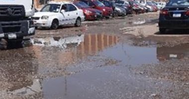 قارئ يشكو تهالك طريق السكة البيضا بالعباسية وانتشار مياه الصرف