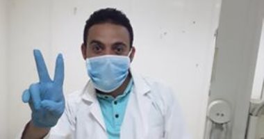 الجيش الأبيض.. إبراهيم فنى أشعة بمستشفى الغنايم فى مواجهة كورونا