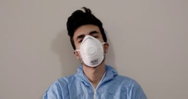 "أحمد" أخصائى أشعة بمستشفى النصر للتأمين على خط المواجهة ضد كورونا  