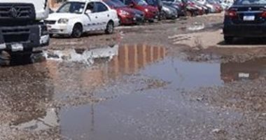 قارئ يشكو تهالك طريق السكة البيضا في العباسية وطفح مياه الصرف