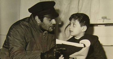 شاهد.. صورة تجمع عمر الشريف وابنه طارق فى كواليس "دكتور زيفاجو"