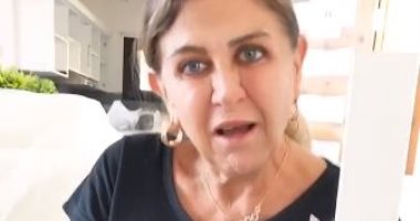 "شغلتها نجار".. هيدى كرم تستغل والدتها فى تصليح "ترابيزة".. فيديو
