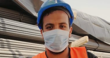 التزاما بالاجراءات الوقائية احمد يشارك بصورته بالكمامة بمقر عمله
