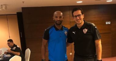 الزمالك يحتفل بعيد ميلاد رئيس الجهاز الطبى فى معسكر برج العرب