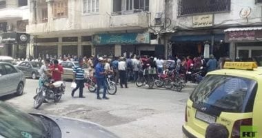 شاهد.. طابور طويل فى سوريا للحصول على علبة تبغ
