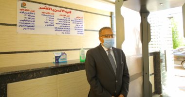 صور.. رئيس جامعة الأقصر يتابع تطبيق الإجراءات الاحترازية أثناء سير الامتحانات
