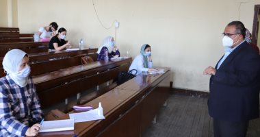 نائب رئيس جامعة عين شمس: الطالب يضع كراسة الإجابة بنفسه داخل الصناديق.. صور