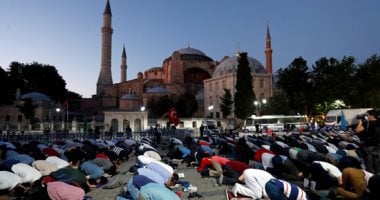 أنصار العدالة والتنمية يستفزون المجتمع الدولى بالصلاة" أمام "آيا صوفيا"