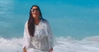 شاهد.. لطيفة تداعب الأمواج في الساحل الشمالي على ألحان أغنيتها "أنا عشت عمرى"