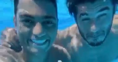 محمد حسن ومصطفى محمد يقضيان عطلتهما تحت الماء فى الإسكندرية.. فيديو وصور