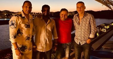 الصيف والصحاب.. إدوارد والمخرج محمد سامى فى عطلة صيفية "صورة"