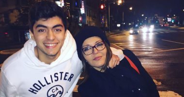 سميرة سعيد وابنها شادى نابلسى يتجولان فى شوارع نيويورك "صورة"