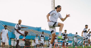 شاهد.. بيراميدز يستخدم مواسير المياه فى التدريبات الجماعة قبل عودة الدورى