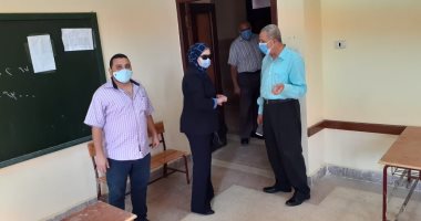 مديرة تعليم بنى سويف تتفقد لجان الثانوية لمتابعة الالتزام بالإجراءات الاحترازية