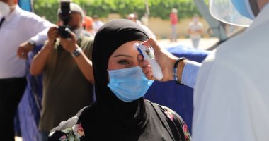رئيس جامعة عين شمس يتفقد سير الامتحانات بكليات الطب والحقوق والأسنان.. صور