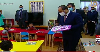 السيسي يتفقد المرحلة الثالثة من مدينة الأسمرات.. الرئيس يستفسر عن أسعار الدراجات.. ويطالب بتوسيع أنشطة عمل السيدات.. ويداعب أطفال الأسمرات ويهديهم ألعابا تحمل توقعيه.. وأحدهم يلقى قصيدة فى حب الوطن