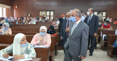 رئيس جامعة الزقازيق يشيد بالإجراءات الوقائية داخل لجان الإمتحانات بكلية التجارة