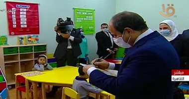 السيسى يتفقد المرحلة الثالثة من الأسمرات.. الرئيس يستمع الرئيس لشرح تفصيلى عن المشروع ويستفسر عن أسعار الدراجات.. ويطالب بتوسيع أنشطة عمل السيدات ويداعب الأطفال ويهديهم ألعاب بإمضائه.. وطفل يلقى قصيدة حب الوطن