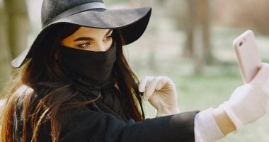 س و ج.. إزاى تحافظى على جمالك وأناقتك فى زمن الكمامات؟ 