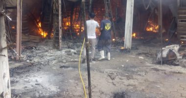 محافظ القاهرة يشكل لجنة هندسية لبيان تأثر سوق توشكى بحلوان من الحريق.. صور