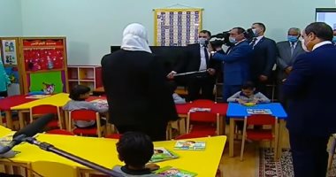 الرئيس الأب ..السيسي يشاهد فقرة العرائس مع أطفال حي الأسمرات
