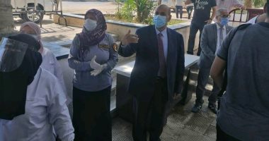 رئيس جامعة المنيا: مظلة خارج كلية الهندسة لوقاية الطلاب من الشمس