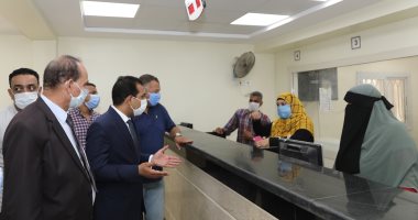 نائب محافظ قنا يتفقد مركز خدمة المواطنين المطور لتقديم خدمات التموين.. صور