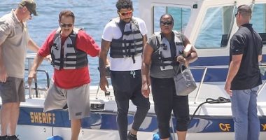 زيارة مؤثرة لوالدى نايا ريفيرا لبحيرة بيرو للبحث عن جثة ابنته الغريقة