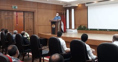 محافظ بورسعيد يناقش استعدادات غلق منفذ الشاحنات خلال أسبوع.. صور