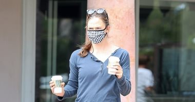 جينيفر جارنر تشرب القهوة مع أبنائها فى شوارع ماليبو.. صور