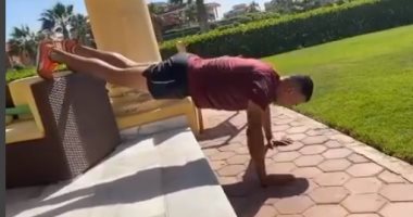 عصام الحضري يجري تمارين شاقة في عطلته الصيفية.. فيديو وصور