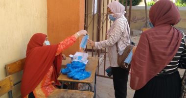 توزيع أدوات الوقاية على طلاب الثانوية العامة قبل دخولهم اللجان.. صور