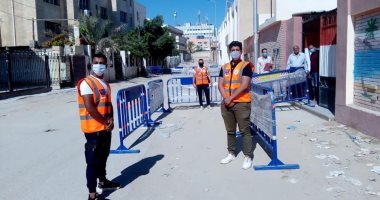 المتطوعون يواصلون تقديم خدمات التعقيم مجانا أمام لجان الثانوية بشمال سيناء