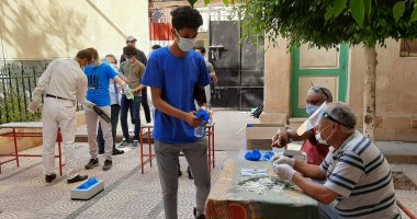 التزام طلاب الثانوية العامة بالإجراءات الاحترازية قبل دخول اللجان.. صور 