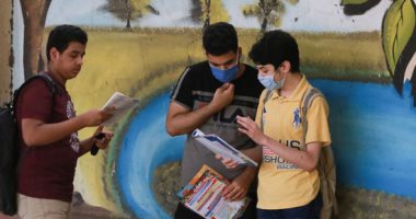 طلاب الثانوية دور ثان يدخلون لجان الامتحان ملتزمين بإجراءات كورونا الاحترازية   